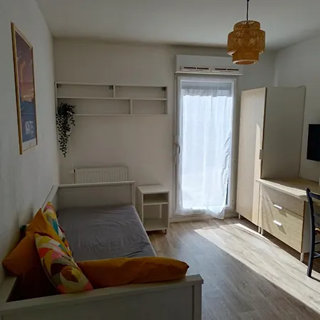 Studio avec grande terrasse gare Sud Appartement